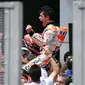 Pembalap Repsol Honda, Marc Marquez saat merayakan kemenangan pada MotoGP Malaysia 2018 di Sirkuit Sepang, Minggu (4/11/2018). (Mohd RASFAN / AFP)