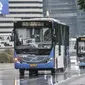 Bus Transjakarta saat melintas di Jalan Jenderal Sudirman, Jakarta, Minggu (1/11/2020). DKI Jakarta meraih penghargaan sebagai Kota Terbaik dunia di bidang inovasi transportasi dalam ajang Sustainable Transport Award (STA) 2021. (merdeka.com/Iqbal S. Nugroho)