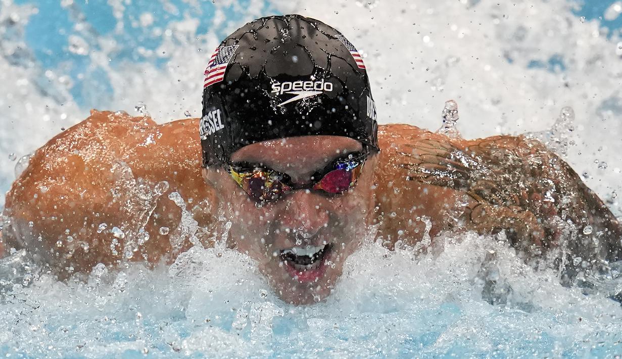 Caeleb Dressel, perenang Amerika Serikat berusia 24 tahun ini sukses meraup 5 medali emas dari nomor jarak pendek spesialisasinya, gaya bebas dan gaya kupu-kupu. Tiga medali emas diraihnya di nomor individu dan dua lainnya dari nomor beregu. (Foto: AP/Gregory Bull)
