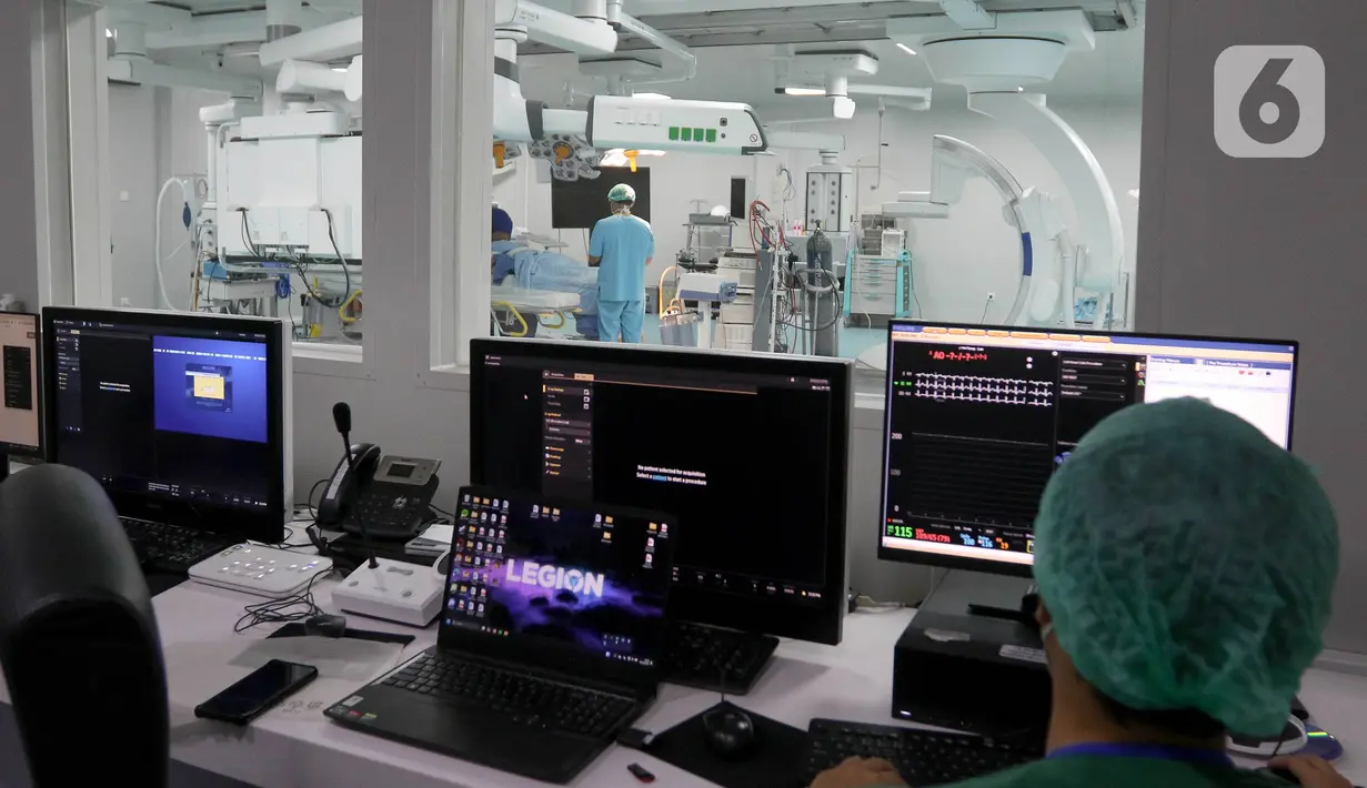 Telerobotic surgery merupakan sebuah metode bedah jarak jauh, dengan memanfaatkan teknologi robotik. (Liputan6.com/Herman Zakharia)