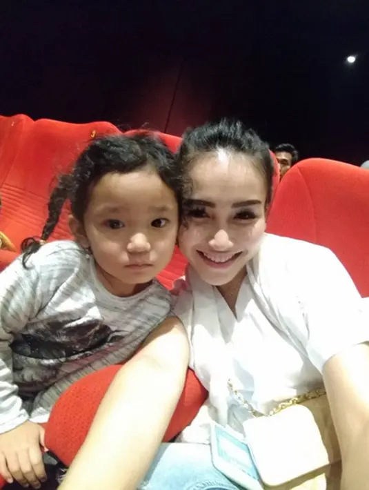 "Ya bagus (kehadiran Via Vallen), setiap tahun kan pasti ada aja. Lagu-lagunya bagus," tutur wanita yang pernah dikabarkan dekat dengan Shaheer Sheikh. (Instagram/ayutingting92)