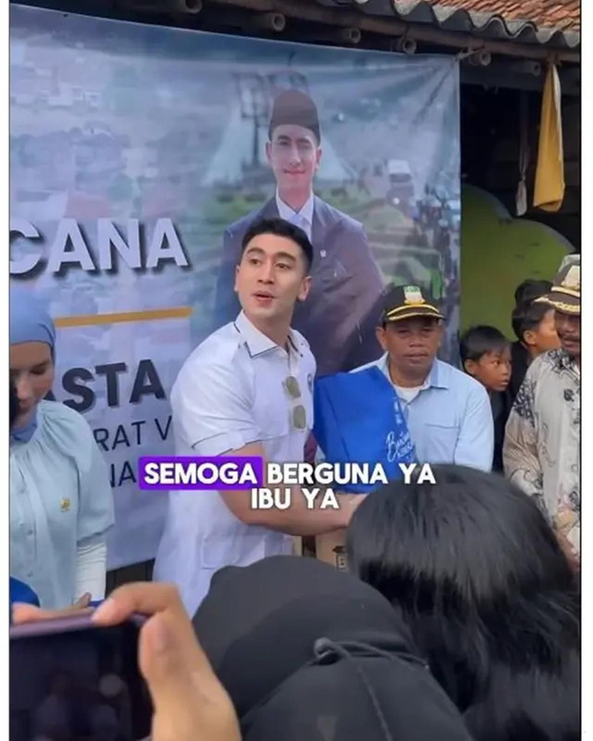 6 Potret Verrell Bramasta Ngabuburit Tinjau Banjir Bekasi, Bantu Warga Terdampak