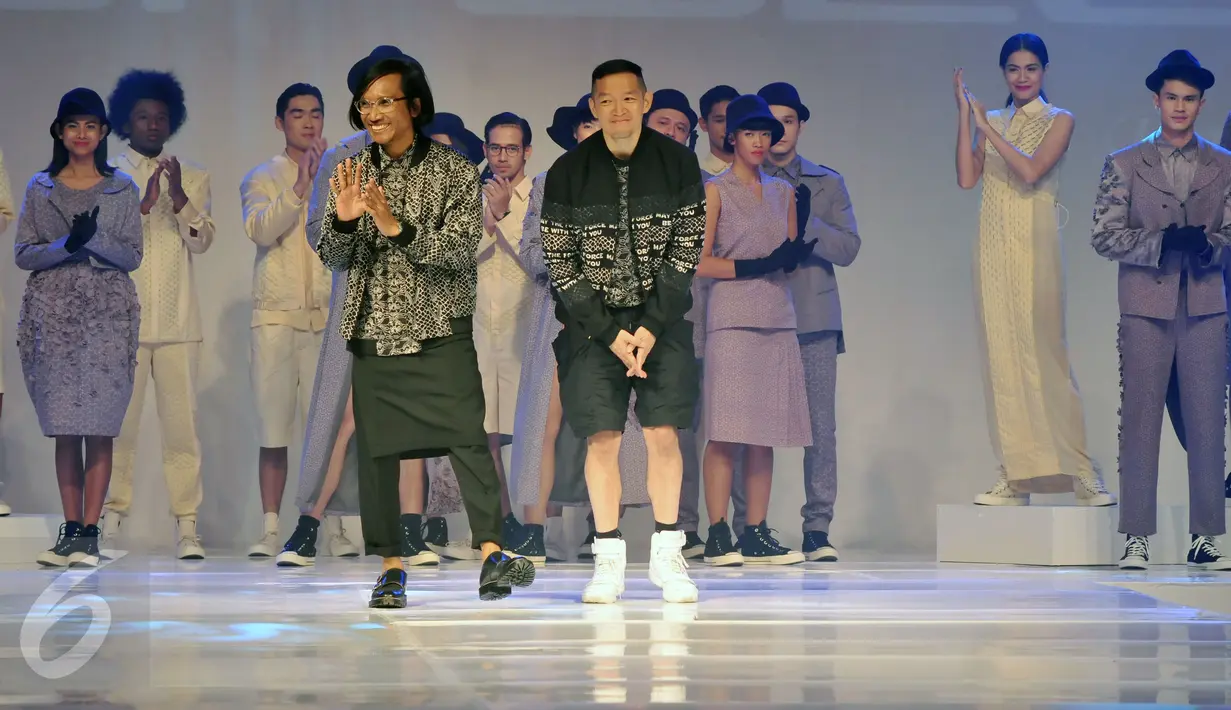 Desainer Bai Soemarlono dan Joseph Lim tampil menyapa pengunjung usai pagelaran busana di selenggarakan di Senayan City, Jumat Malam, (3/6). Uniknya perpaduan busana batik dengan kostum yang ada di film star wars. (Liputan6.com/Johan Tallo)