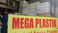 Harga Plastik Melonjak, Pedagang di Makassar Keluhkan Untung Menyusut