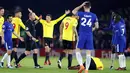 Wasit memberi kartu merah kepada pemain Chelsea Tiemoue Bakayoko usai menerima kartu kuning kedua pada pertandingan Liga Inggris, Watford melawan Chelsea di stadion Vicarage Road, London (5/2). (AP Photo / Frank Augstein)