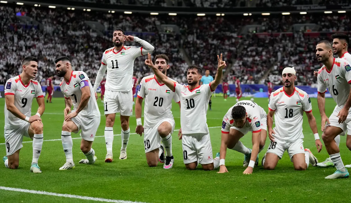 Qatar melaju ke babak perempat final sekaligus menjaga peluang mempertahankan gelar juara Piala Asia dan bakal menghadapi pemenang dalam laga Uzbekistan vs Thailand. (AP Photo/Aijaz Rahi)
