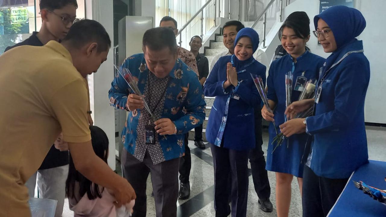 BRI Kudus Bagi-bagi Bunga dan Cokelat di Hari Pelanggan Nasional 2025