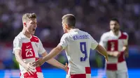 Striker senior Kroasia Andrej Kramarij saat merayakan gol bersama rekan-rekannya di pertandingan melawan Albania pada laga grup B Euro 2024 (AP)
