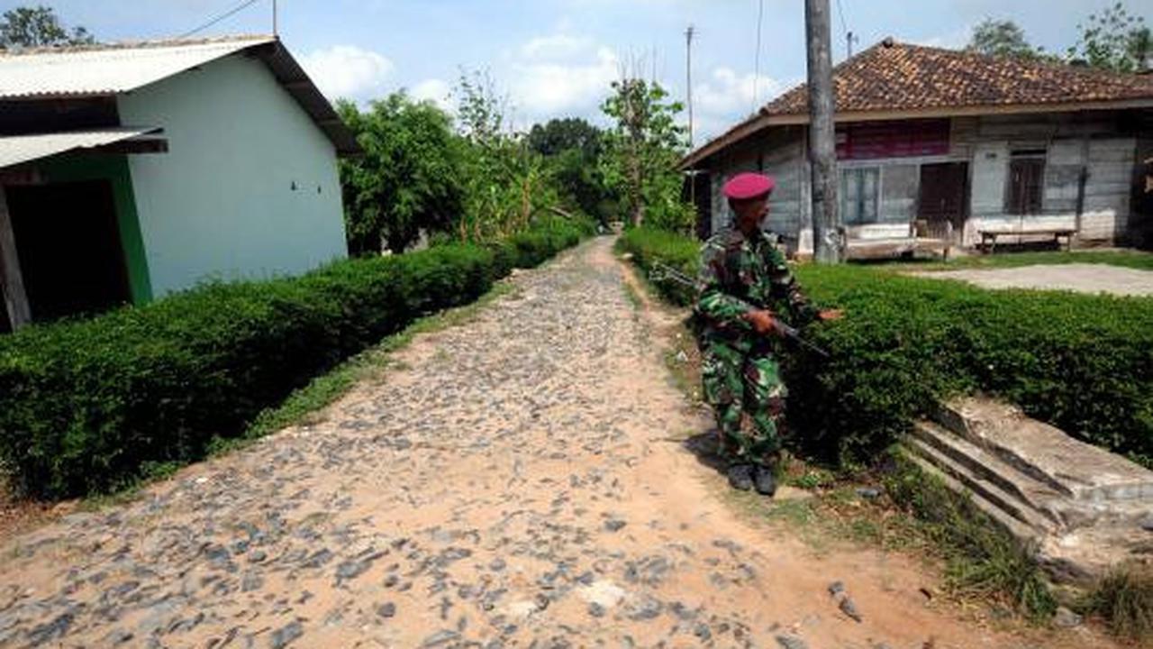 TNI bersihkan puing-puing pasca bentrokan Lampung Selatan