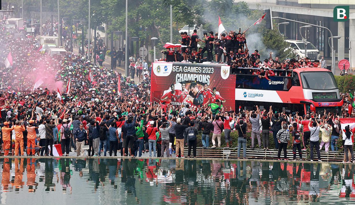 <p>Ribuan suporter menyambut kedatangan rombongan Timnas Indonesia U-22 saat melintas dalam arak-arakan Kira87uara Kontingen SEA Games 2023 di Bundaran HI, Jakarta, Jumat (19/5/2023). (Bola.com/M Iqbal Ichsan)</p>