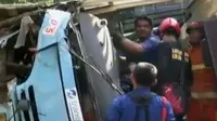 Tergulingnya Bus Transjakarta mengakibatkan tujuh penumpang terluka. Sementara itu, day care menjadi sarana belajar dan bermain anak.