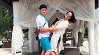Elly Sugigi dan Ferry Anggara berpose bak pasangan yang tengah kasmaran [foto: instagram/elysugigi]