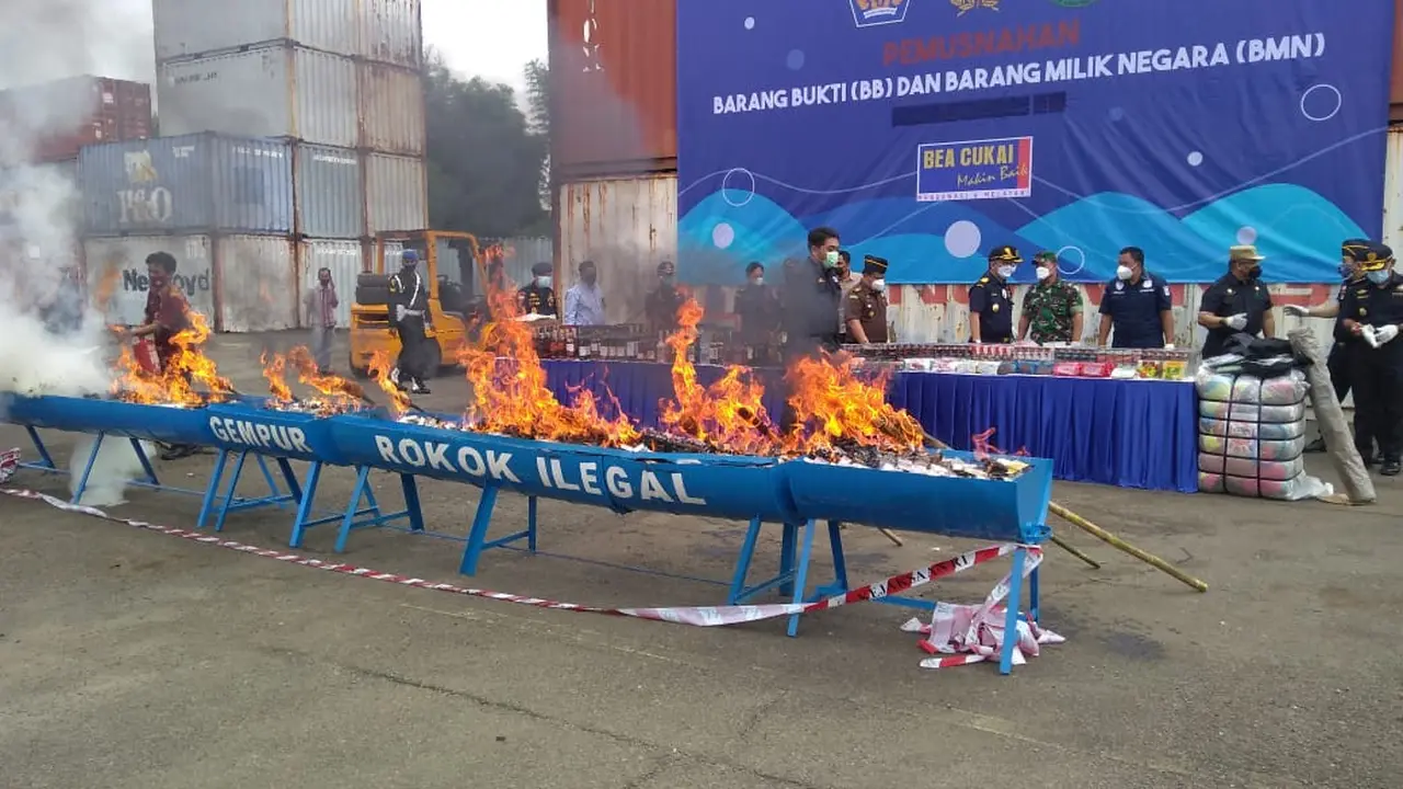 Direktorat Jenderal Bea dan Cukai memusnahkan atas barang-barang ilegal