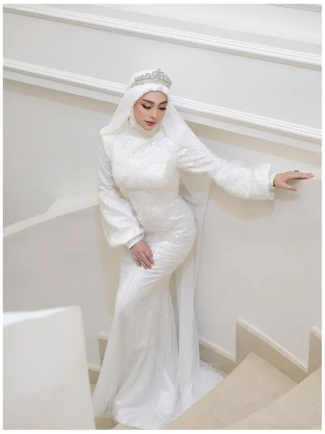 5 Potret Celine Evangelista Bak Pengantin Dibalut Busana Putih, Hadiri FFWI 2025