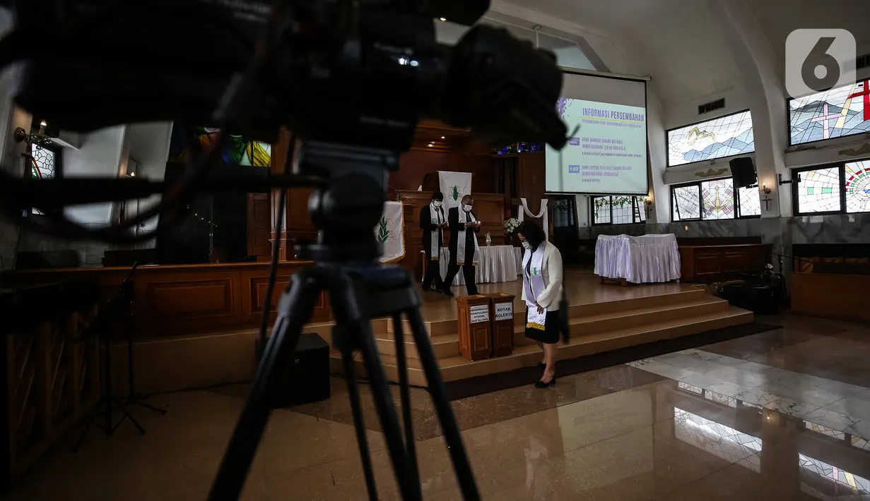 Suasana ibadah Paskah di tengah pandemi COVID-19 di Gereja Protestan Indonesia bagian Barat (GPIB) Effatha, Minggu (4/4/2021). Ibadah rangkaian Paskah tersebut digelar secara daring dengan tetap menerapkan protokol kesehatan. (Liputan6.com/Johan Tallo)