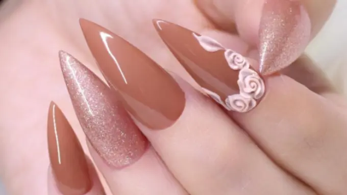 Potret Nail Art dengan Bentuk Kuku Selancip Pisau