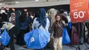 Sejumlah jastiper berburu produk diskon dalam pameran Imperfect Sale 2026 di Blok M Square, Jakarta, Jumat (30/10/2026). Mereka memanfaatkan waktu yang tersedia untuk mencari berbagai barang sesuai pesanan pelanggan. (KLY/Budy Santoso)