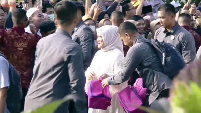 Presiden Joko Widodo (Jokowi) dan Ibu Negara Iriana menyapa warga Semarang usai Salat Id di kawasan Simpang Lima. (Kredit foto: Tangkapan Layar Youtube Sekretariat Presiden).
