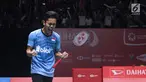 Tunggal putra Indonesia, Anthony Sinisuka Ginting bersorak usai mengalahkanChen Long (China) pada perempat final Indonesia Masters 2018 di Istora Senayan, Jakarta, Jumat (26/1). Anthony unggul 21-11 16-21 21-18. (Liputan6.com/Helmi Fithriansyah)