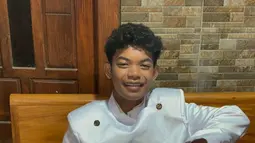 Bukan hanya dari pakaian, tetapi juga dari gaya rambut dan senyuman Saka, penggemar merasa melihat sosok Didi Kempot yang kembali hidup. Saka seolah mewarisi kharisma dan pesona kuat yang selalu dimiliki Didi Kempot. Penampilannya yang sederhana memberi kesan mendalam bagi siapa pun yang menyaksikannya.  (Liputan6.com/IG/@saka_praja__dk)