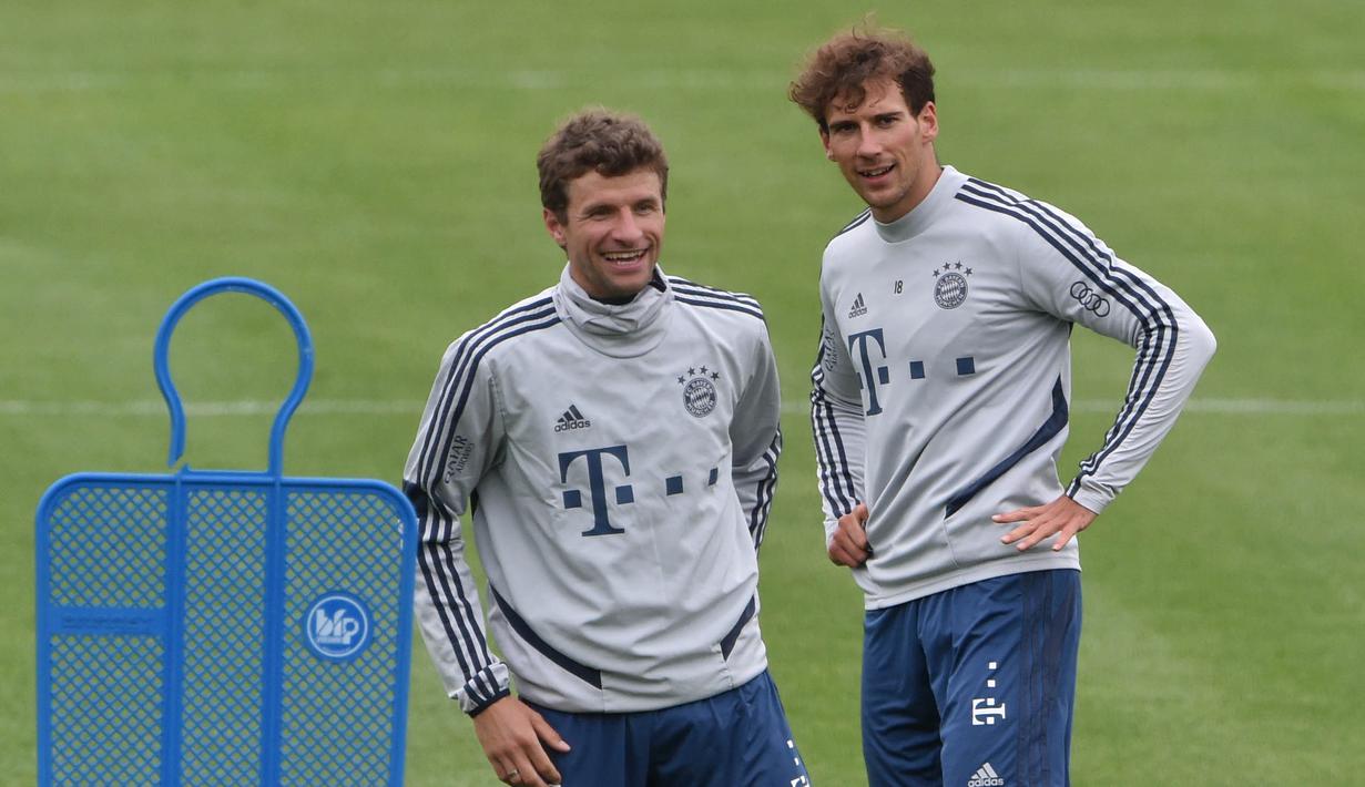 Pemain Bayern Munchen, Thomas Mueller dan Leon Goretzka saat sesi latihan, Selasa (5/4/2020). Sejumlah klub liga Jerman kembali menggelar latihan jelang bergulirnya kembali Bundesliga. (AFP/Christof Stache)