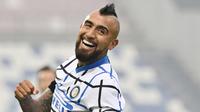 Gelandang Inter Milan, Arturo Vidal, tersenyum usai gol bunuh diri pemain Sassuolo pada laga Liga Italia di Stadion Mapei, Sabtu (28/11/2020). Inter Milan menang dengan skor 3-0. (Massimo Paolone/LaPresse via AP)