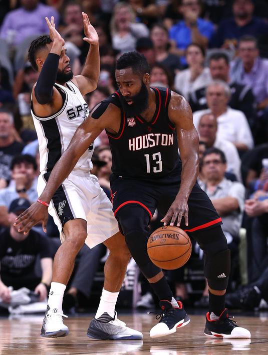 Pebasket Houston Rockets, James Harden, berusaha melewati pebasket San Antonio Spurs, Patty Mills, pada laga semifinal wilayah barat NBA di AT&T Center, San Antonio, Rabu (3/5/2017). Spurs menang 121-96 atas Rockets. (AFP/Ronald Martinez)