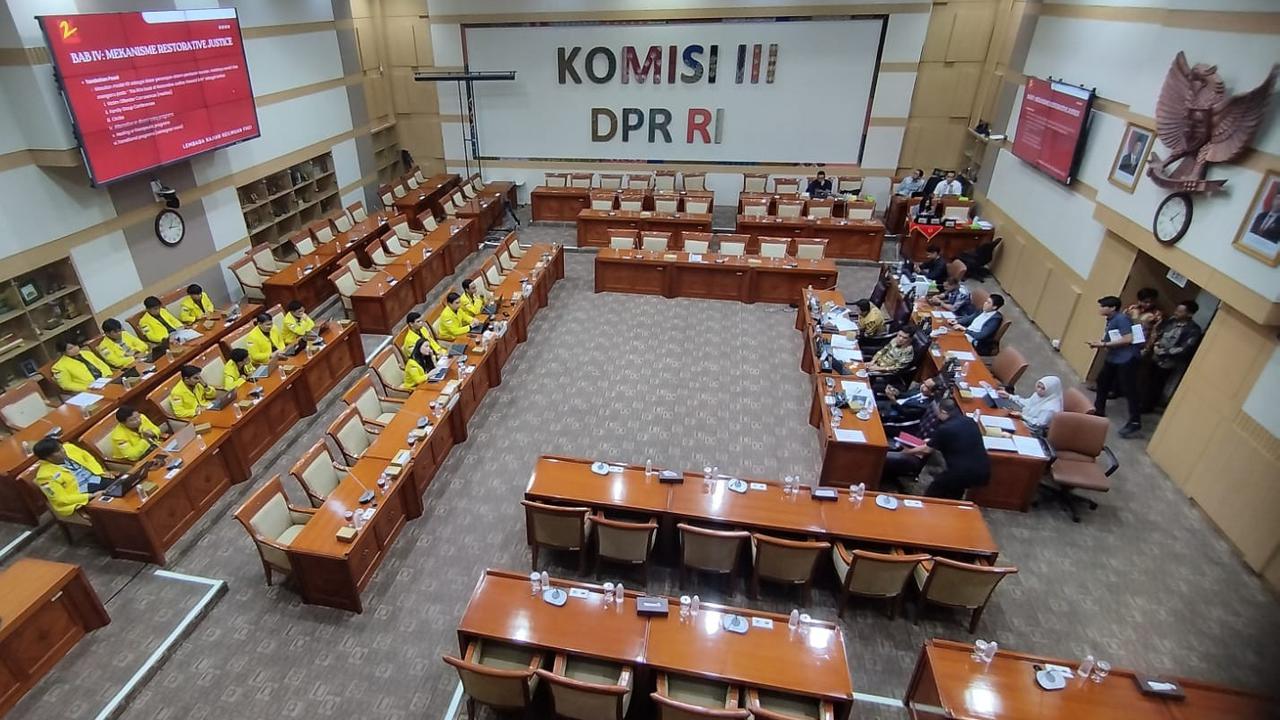 VIDEO: Menohok DPR Sindir Suap Anggota Polri Depan Jenderal, Ungkit Gaji Kecil Pangkat Rendah