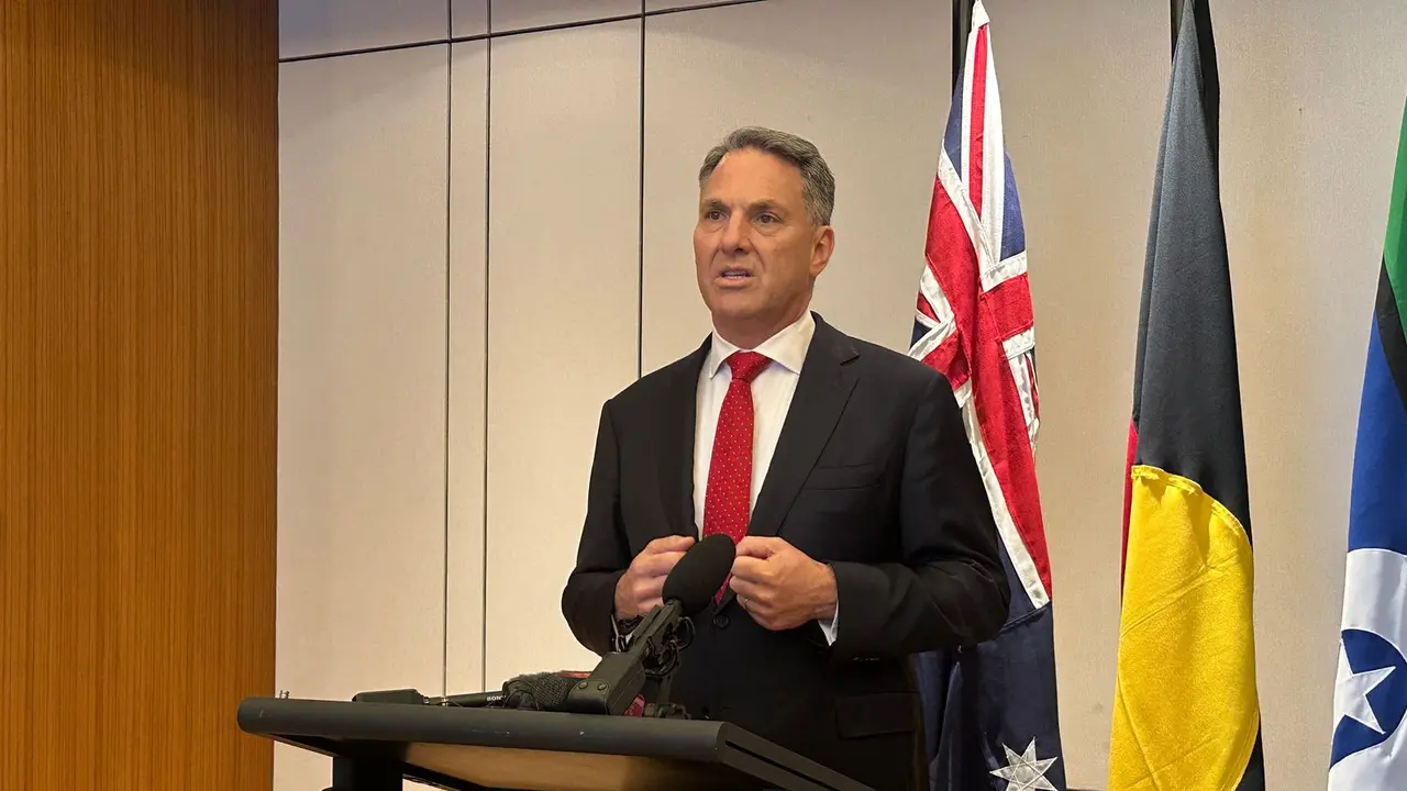 Wakil Perdana Menteri sekaligus Menteri Pertahanan Australia Richard Marles dalam pernyataan pers kepada media, Kamis (5/6/2025). (Liputan6.com/Benedikta Miranti)