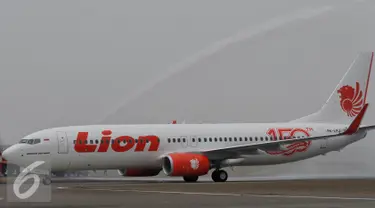 Pesawat Lion Air Boeing 737 800 NG tiba di Terminal 1 Bandara Soekarno Hatta, Tangerang, Rabu (19/8/2015). Lion Air kedatangan pesawat ke 150 Boeing 737, Lion Air Group kini telah mengoperasikan 244 unit pesawat berbagai tipe. (Liputan6.com/Johan Tallo)