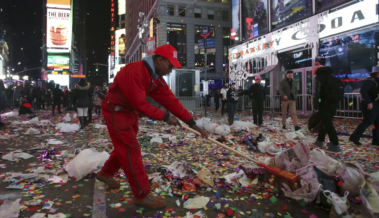 Petugas kebersihan saat membersihkan sampah usai perayaan tahun baru 2016 di Times Square di Manhattan borough, New York, USA (1/1/2016). (REUTERS/Andrew Kelly)