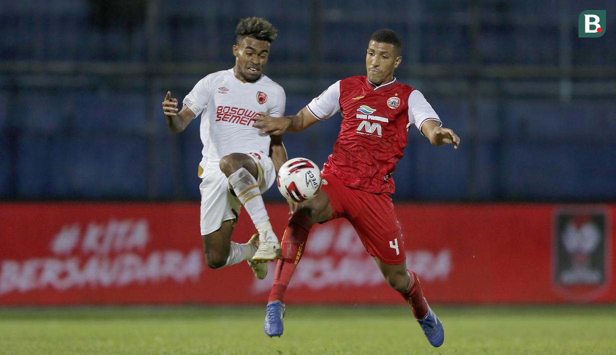 Yakob Sayuri. Gelandang PSM Makassar berusia 23 tahun ini menjadi aktor utama kemenangan 2-0 atas Persija Jakarta dalam laga matchday 1 Grup B Piala Menpora 2021 di Stadion Kanjuruhan, Malang (22/3/2021). (Bola.com/Arief Bagus)