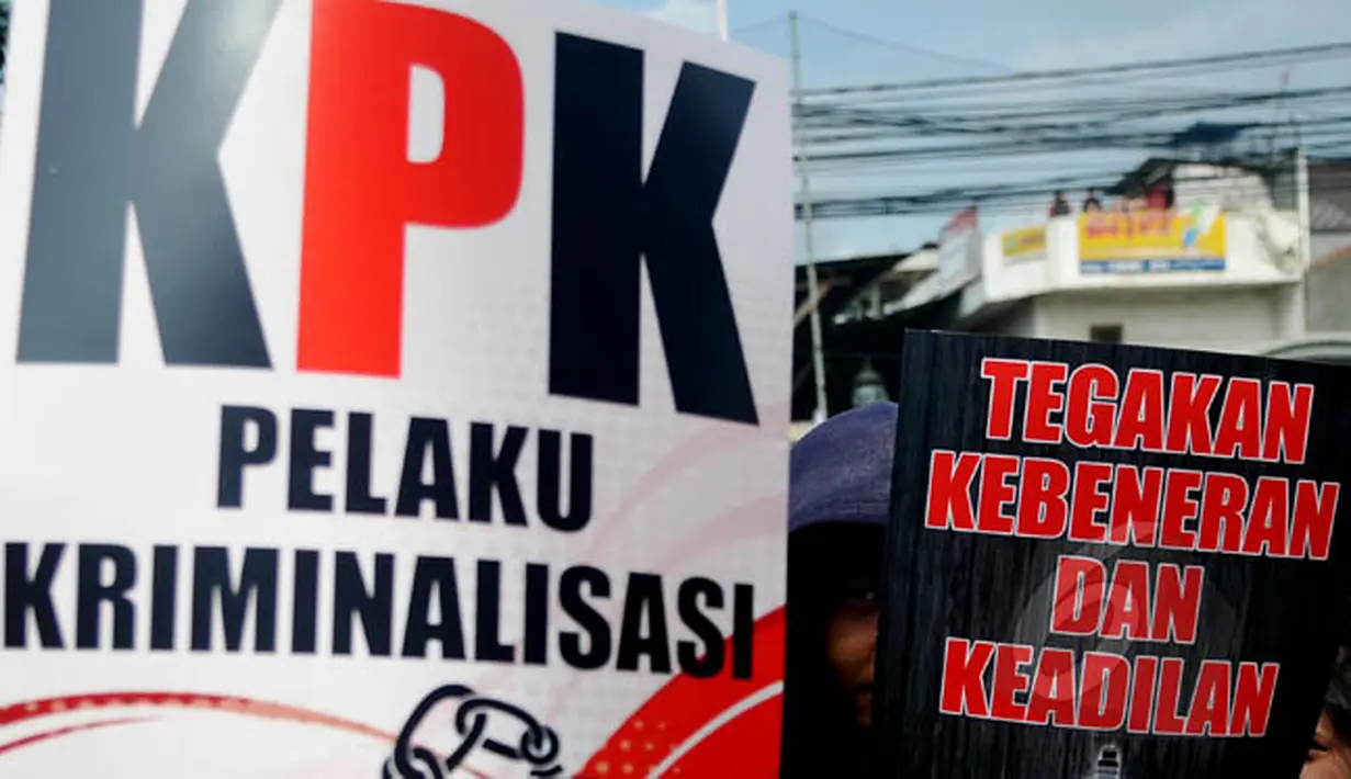 Massa membawa spanduk yang berisi menolak adanya kriminalisasi yang dilakukan oleh KPK saat menggelar aksi di depan PN Jakarta Selatan, Senin (2/2/2015). (Liputan6.com/Johan Tallo)