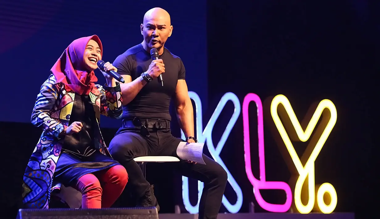 Tidak sendiri, Ria bersama presenter Deddy Corbuzier menjadi pembicara dalam acara mengenai dunia konsep dan media dari semua generasi. (Bambang E Ros/Bintang.com)