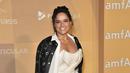 Michelle Rodriguez berpose saat tiba menghadiri amfAR Gala Los Angeles 2022 di The Pacific Design Center di West Hollywood, California pada Kamis, 3 November 2022. Michelle Rodriguez juga mengenakan sepasang sepatu hak peraknya.(Photo by Jordan Strauss/Invision/AP)