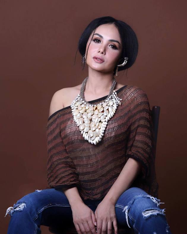 Paras Yuni dimakeup oleh Upan Duvan, seorang MUA kenamaan. Tema makeup natural nan flawless yang dipilih Yuni kali ini./Copyright instagram.com/rahulgobeltukangphoto