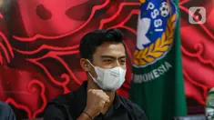 Pratama Arhan berpose saat menghadiri jumpa pers menjelang keberangkatan menuju Jepang di kantor PSSI, Jakarta, Jumat (4/3/2022). Pratama Arhan yang sebelumnya bermain untuk PSIS Semarang resmi bergabung ke klub bola Jepang (J League), Tokyo Verdy. (Liputan6.com/Herman Zakharia)
