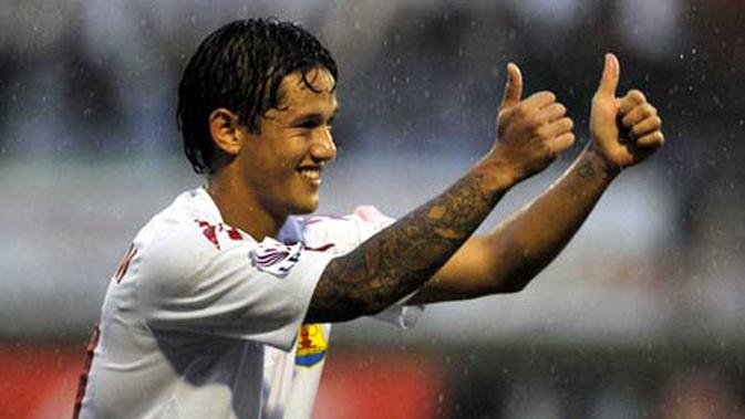 Striker Persema Malang Irfan Bachdim sedang berlaga pada parta Liga Primer Indonesia (LPI).