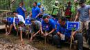 Sejumlah anggota LOC Piala Dunia FIBA 2023 dan perwakilan dari Kemenpora RI melakukan penanaman bakau pada acara penanaman bakau "Kick-off Dribbling Towards Sustainbility FIBA Basketball World Cup 2023" di Kawasan Ekowisata Mangrove PIK, Jakarta, Selasa (22/08/2023). (Bola.com/Bagaskara Lazuardi)
