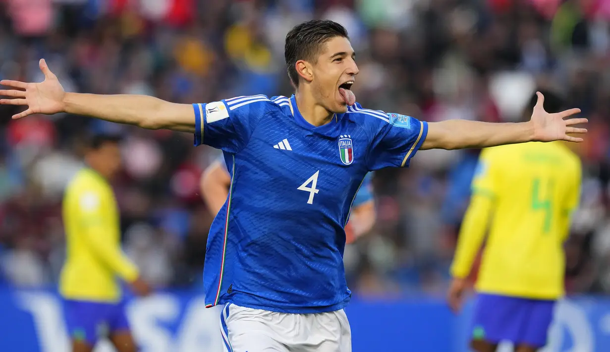 Selebrasi gelandang Timnas Italia U-20, Matteo Prati setelah mencetak gol pertama Italia ke gawang Timnas Brasil U-20 pada laga Grup D Piala Dunia U-20 2023 di Malvinas Argentinas Stadium, Mendoza, Argentina, Minggu (21/5/2023). (AP Photo/Natacha Pisarenko)