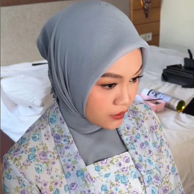 6 Potret Kebaya Wisuda Salma Salsabil, Pakai Kutubaru Simpel tapi Tetap Memesona