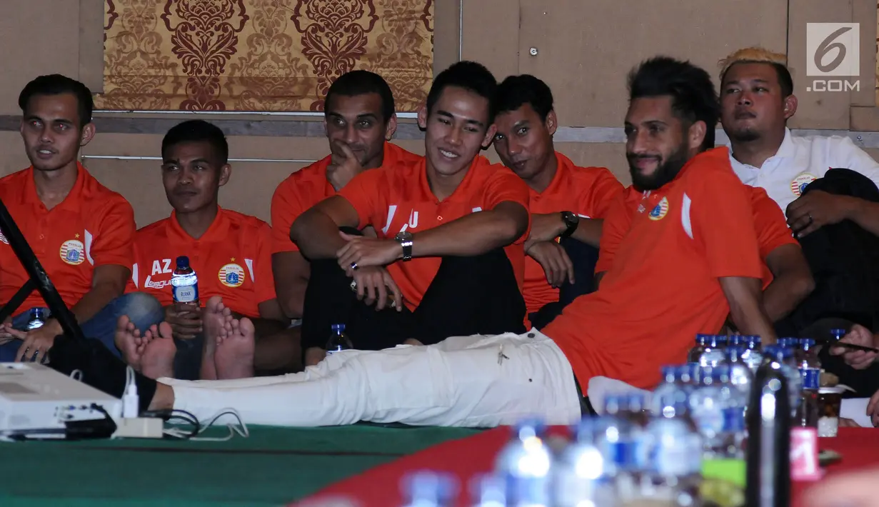 Sejumlah pemain Persija saat mengikuti pertemuan bersama manajemen, pemain dan perwakilan suporter Persija serta pihak kepolisian di Jakarta, Senin (19/6). (Liputan6.com/Helmi Fithriansyah)