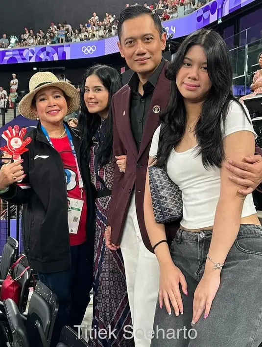 Agar tidak terlalu polos, Almira melengkapi tampilannya dengan aksesori kalung dan gelang silvernya. Membuat tampilannya cukup pas tidak berlebihan. [@titieksoeharto]