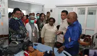 Wamendagri Tinjau Penanganan Dugaan Keracunan MBG di Jayapura