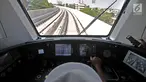 Masinis berada di dalam kokpit saat uji coba LRT rute Kelapa Gading-Velodrome, Jakarta, Senin (20/8). PT LRT Jakarta mulai melakukan internal pengoperasian LRT Kelapa Gading hingga 14 September mendatang. (Merdeka.com/Iqbal S. Nugroho)