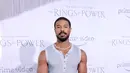 Michael B. Jordan tersenyum saat menghadiri pemutaran perdana "The Lord of the Rings: The Rings of Power" di The Culver Studios di Culver City, California (15/8/2022). Ia melengkapi penampilannya dengan kalung rantai perak dan sepatu pantofel putih. (Matt Winkelmeyer/Getty Images/AFP)