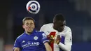 Bek Leicester City, Timothy Castagne (kiri) berduel udara dengan striker Crystal Palace, Christian Benteke dalam laga lanjutan Liga Inggris 2020/2021 pekan ke-33 di King Power Stadium, Leicester, Senin (26/4/2021). Leicester menang 2-1 atas Crystal Palace. (AP/Adrian Dennis/Pool)