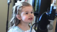 Saksikan di sini bagaimana seorang gadis kecil menyanyikan lagu kesukaannya.