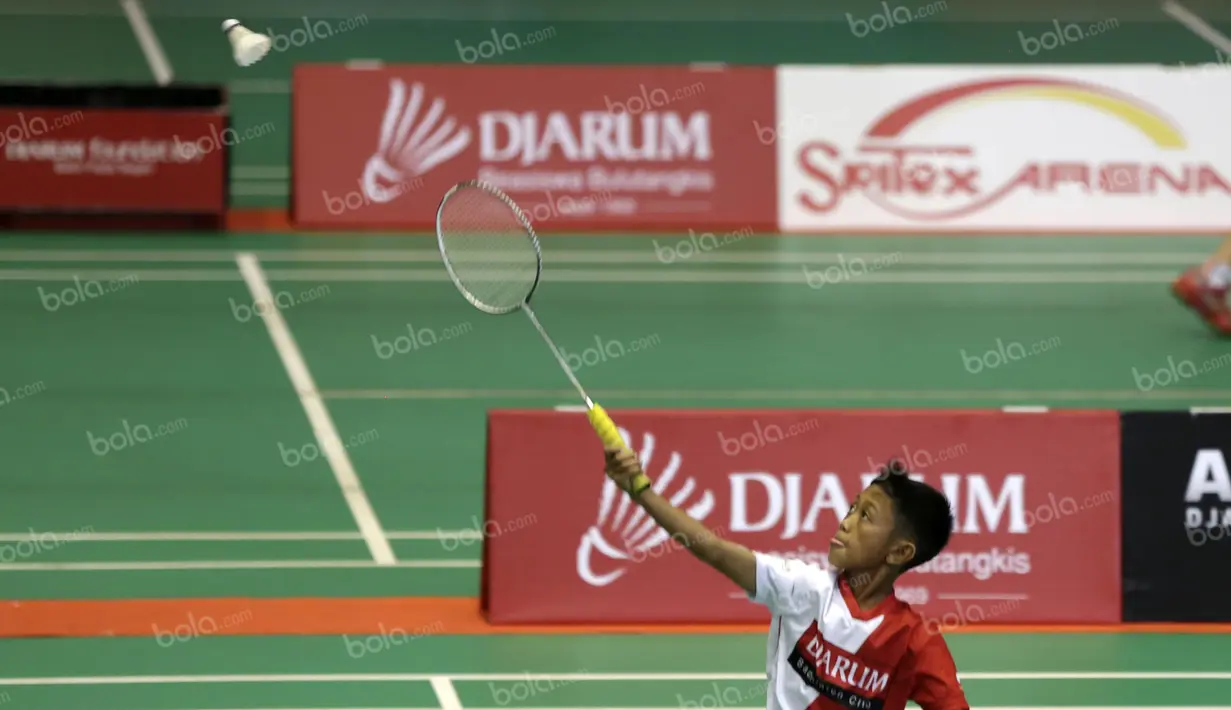 Seorang atlet putra berusaha mengembalikan kok saat bertanding di kelompok umur 13 tahun dalam Audisi Umum Beasiswa Bulutangkis PB Djarum di GOR Sritex, Solo, Minggu (10/4/2016). (Bola.com/Arief Bagus)