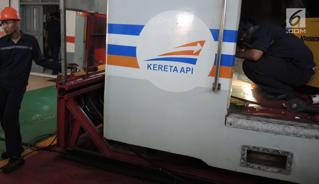 Petugas PT Kereta Api Indonesia (Persero) melakukan perbaikan gerbong kereta api di Depo Kereta Poncol Semarang, Kamis (31/5). Perawatan dan perbaikan gerbong-gerbong kereta api dilakukan untuk menghadapi musim mudik tahun ini. (Liputan6.com/Gholib)